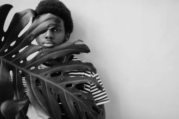 Vnitřní Životní Styl Černobílý Portrét Černobílého Afrického Mladého Muže Tmavou — Stock fotografie