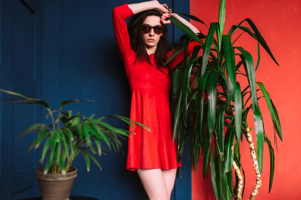 Красива Дівчина Моди Довгим Волоссям Сонцезахисних Окулярах Червона Елегантна Сукня — стокове фото