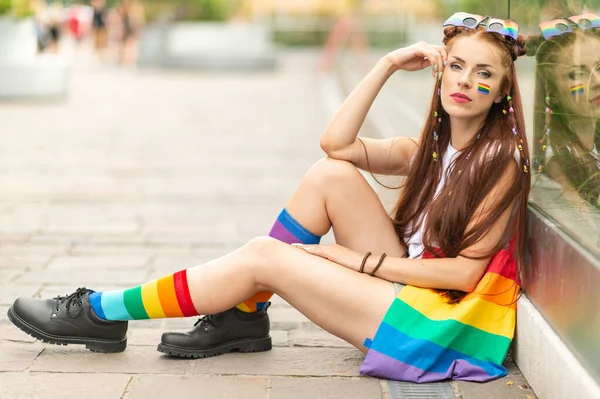 Elegante Modelo Lesbiana Con Bandera Lgbt Cara Sentada Cerca Pared — Foto de Stock