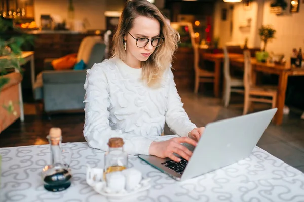 Mulher Freelancer Jovem Bonita Usando Computador Portátil Sentado Mesa Café — Fotografia de Stock