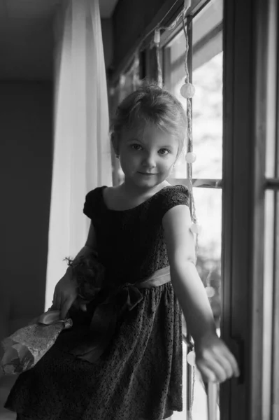 Zwart Wit Foto Van Een Vrij Blanke Kleine Meid Met — Stockfoto