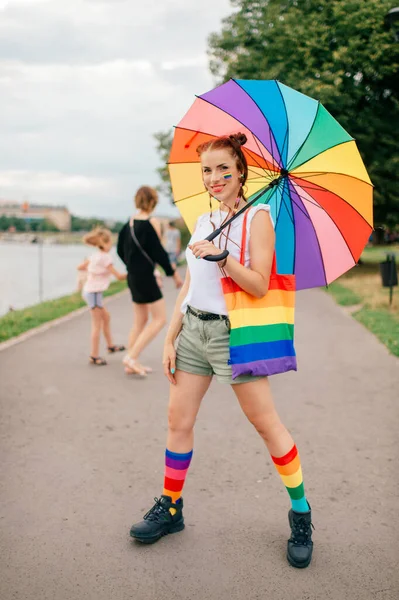 Moda Chica Con Lgbt Gay Orgullo Bandera Cara Colorido Paraguas — Foto de Stock