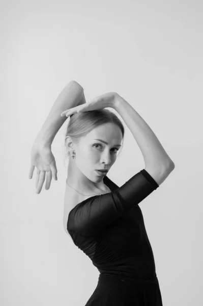 Retrato Blanco Negro Una Hermosa Mujer Joven Con Ejercicio Gimnasia —  Fotos de Stock