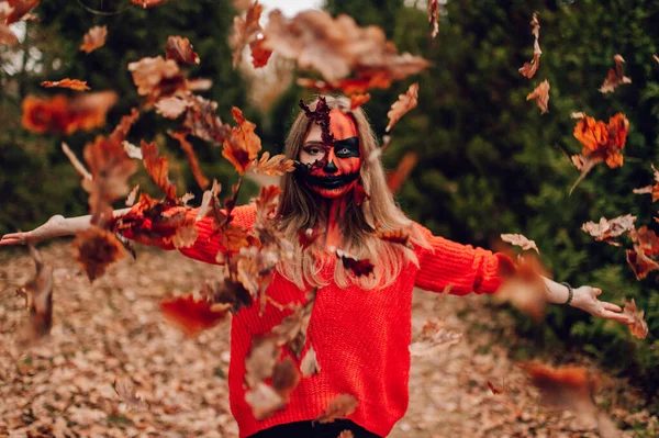 Młoda Blondynka Halloween Face Art Pozowanie Świeżym Powietrzu Koncepcja Świętowania — Zdjęcie stockowe