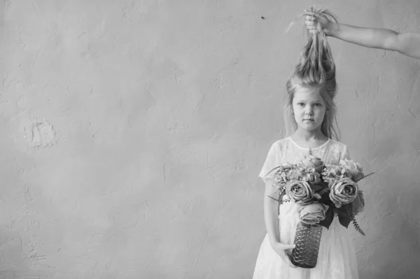 Schöne Kleine Blonde Langhaarige Kind Mädchen Weißem Kleid Steht Strohkorb — Stockfoto
