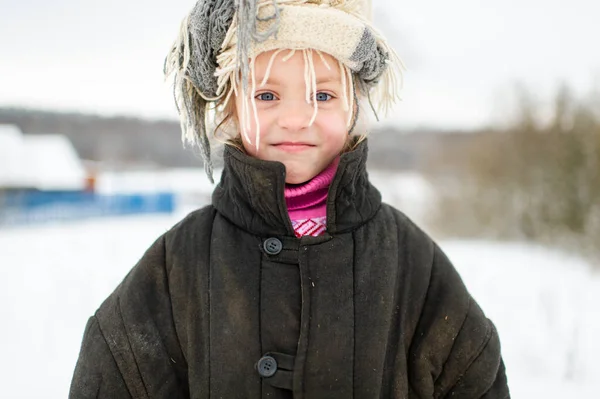 Emotionales Porträt Eines Positiven Slawischen Mädchens Das Einem Verschneiten Wintertag — Stockfoto