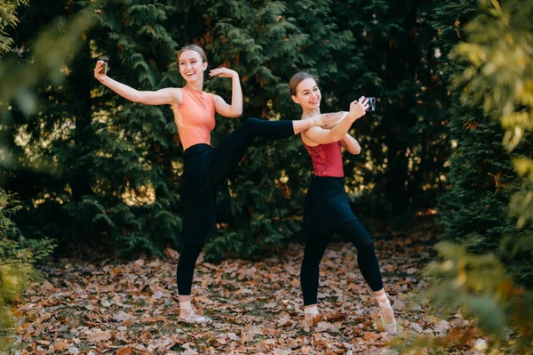Две Улыбающиеся Балерины Забавно Позируют Делают Селфи Эмоциональными Лицами Парке — стоковое фото