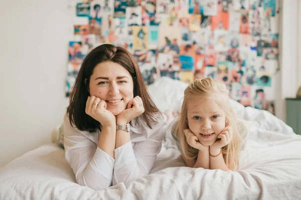 Estilo Vida Retrato Foco Suave Mãe Feliz Abraça Sua Filha — Fotografia de Stock