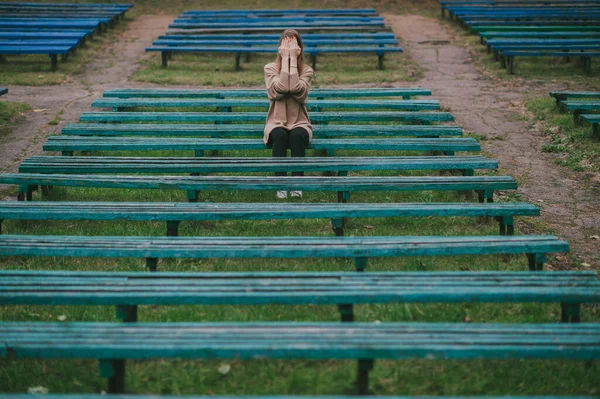 沮丧寂寞的女孩坐在公园的长椅上 用手捂住哭泣的脸 绝望和孤独的概念 — 图库照片