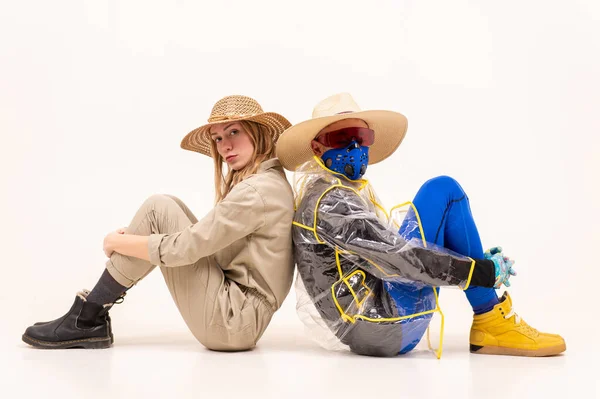 Elegante Uomo Maschera Donna Cappelli Paglia Posa Sfondo Bianco — Foto Stock