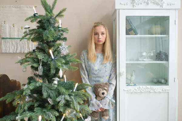 Joven Chica Triste Sosteniendo Los Niños Juguete Habitación Interior Navidad —  Fotos de Stock