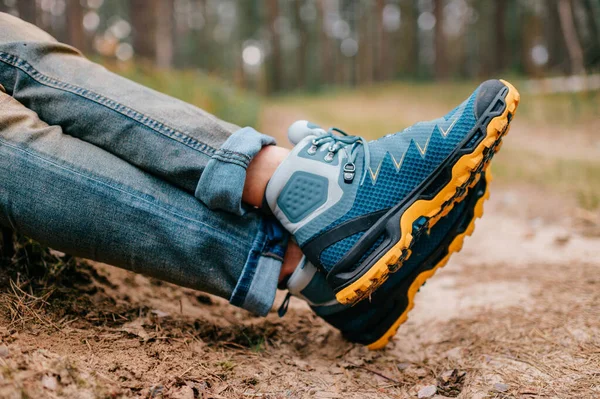 Pernas Masculinas Usando Sapatos Esportivos Mens Pernas Botas Trekking Para — Fotografia de Stock