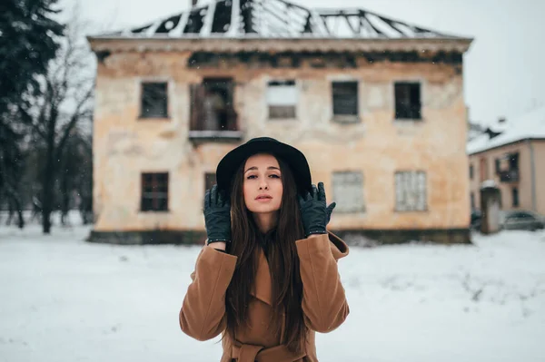 Young Stylish Girl Brown Coat Black Hat Posing Outdoor Winter — Stock Photo, Image