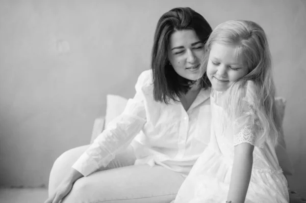 Moeder Dochter Indoor Lifestyle Zwart Wit Portret Mama Met Kind — Stockfoto