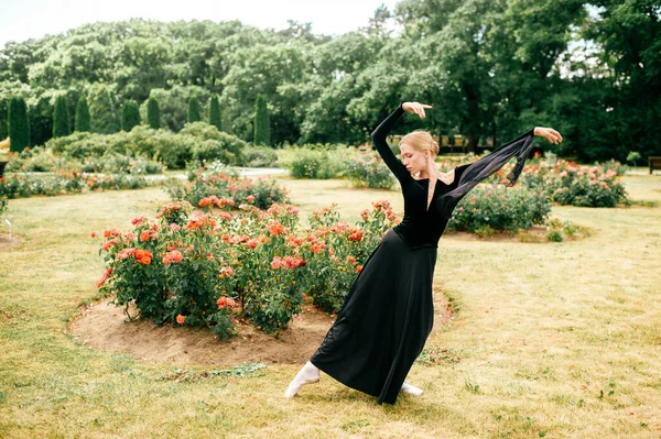 Mladá Baletka Černých Šatech Pózuje Ukazuje Baletní Pózy Letním Parku — Stock fotografie