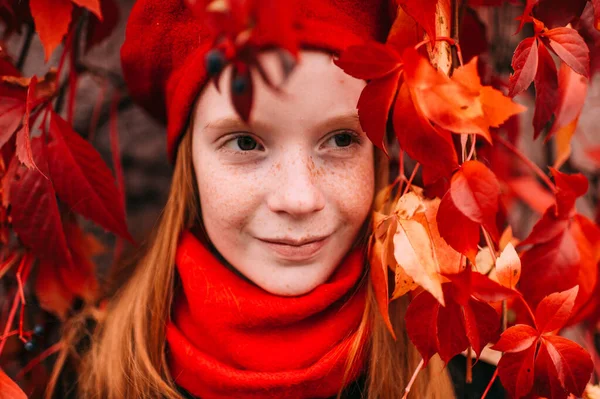 Portret Pozytywnej Piegi Dziewczyny Eleganckim Czerwonym Berecie Szalik Pozowanie Jesiennej — Zdjęcie stockowe