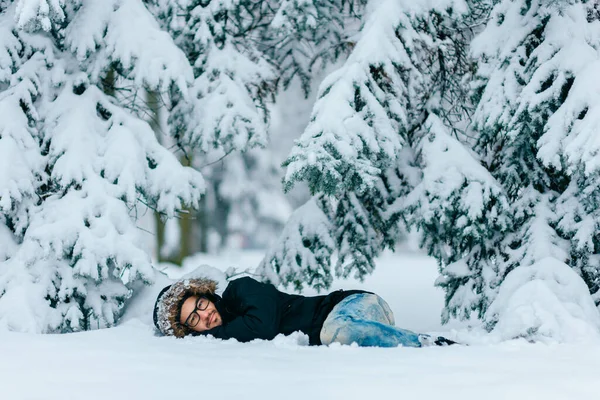 Uomo Nella Neve Uomo Senzatetto Che Dorme All Aperto Sotto — Foto Stock