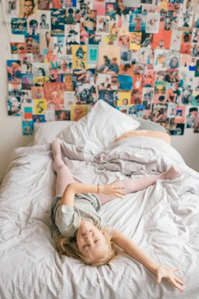 Забавна Маленька Дівчинка Клоунає Обманює Робить Обличчя Білому Ліжку Дитячій — стокове фото