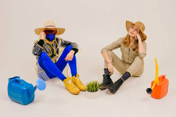 Elegante Uomo Maschera Donna Cappelli Paglia Posa Con Annaffiatoio Sfondo — Foto Stock