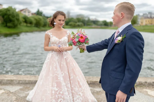 Красивая Свадебная Пара Позирует Фотографа Природе Озером Парком Заднем Плане — стоковое фото