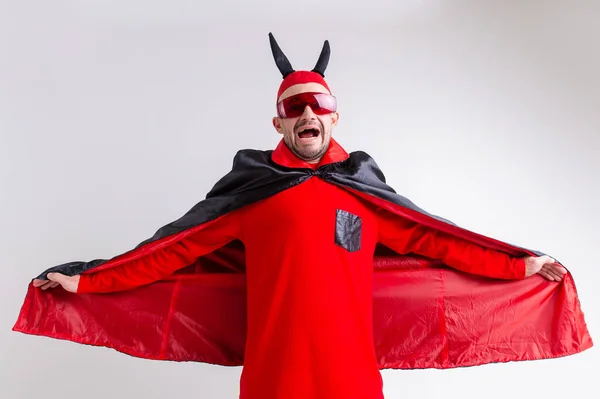 Extraño Hombre Diabólico Gafas Sol Traje Halloween Rojo Negro Posando — Foto de Stock