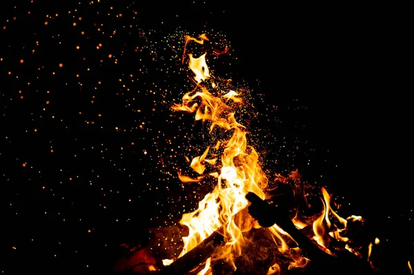 Brennende Hölzer Mit Feuerwerkskörpern Flammen Und Rauch Seltsame Merkwürdige Elementare — Stockfoto