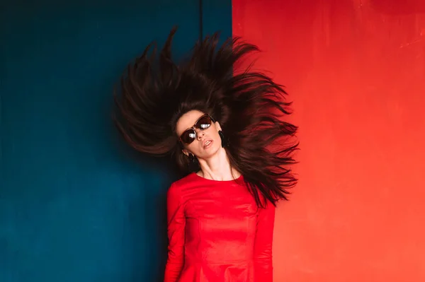 Hermosa Chica Moda Con Pelo Largo Aspecto Español Gafas Sol —  Fotos de Stock