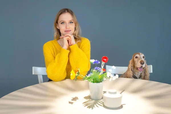 Retrato Divertido Joven Rubia Sentada Mesa Con Amable Cachorro Cocker —  Fotos de Stock