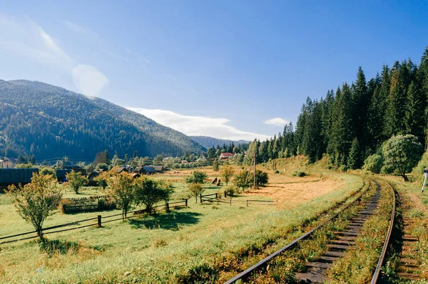 Carriles Las Montañas Ferrocarril Entre Hermoso Paisaje — Foto de Stock