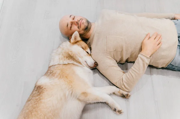 Homem Careca Adulto Com Filhote Cachorro Descascado Dormindo Chão Proprietário — Fotografia de Stock