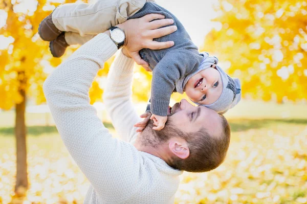 Vreugdevolle Vader Leuke Buitenactiviteiten Voor Kinderen Gelukkig Vader Gooit Zijn — Stockfoto