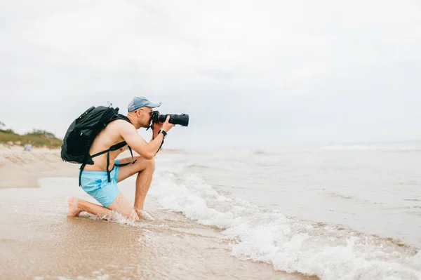 Man Photo Camera Taking Picture Sea Man Photographer Siting Beach — Stock Photo, Image