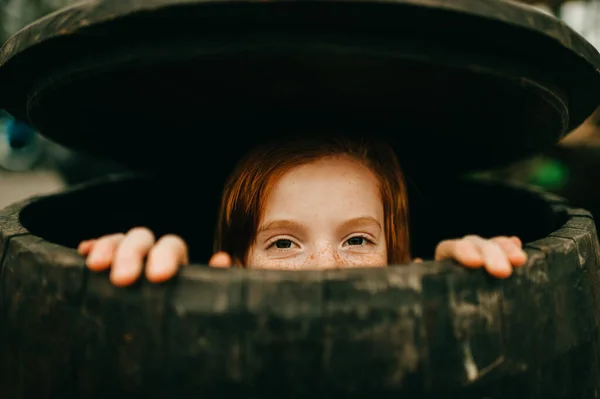 Young Girl Hiding Wood Barrel — Stock Photo, Image