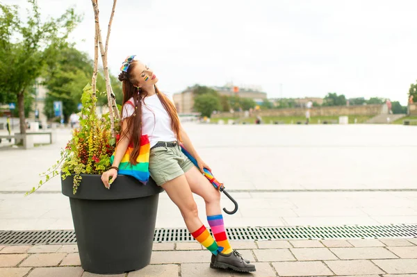 Stylowa Biseksualna Dziewczyna Tęczą Lgbt Twarzy Pozowanie Placu Miasta Kolorowym — Zdjęcie stockowe