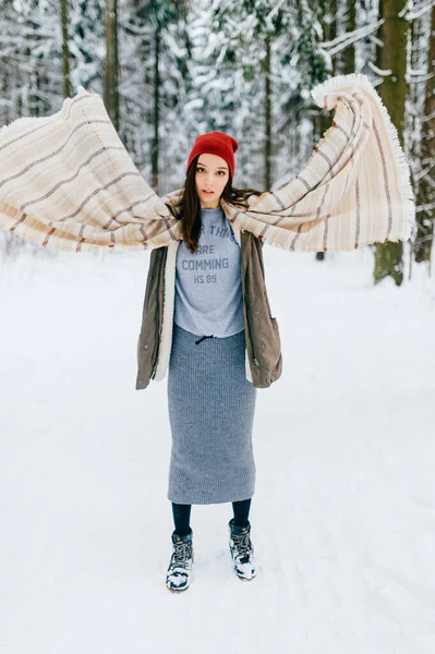 Junge Attraktive Brünette Posiert Mit Fliegendem Schal Schneewald — Stockfoto