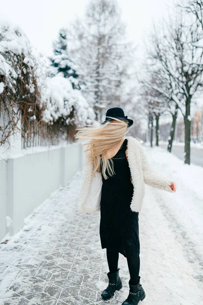 Elegante Chica Rubia Con Pelo Largo Volando Posando Calle — Foto de Stock