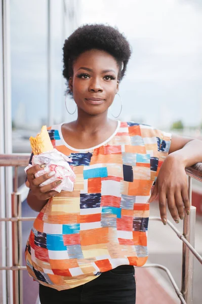 Genç Afrikalı Amerikalı Kız Elinde Hamburgerle Dışarıda Kameraya Poz Veriyor — Stok fotoğraf