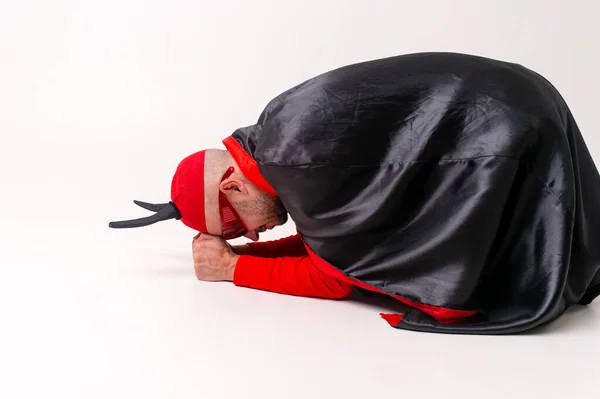 Дивна Диявольська Людина Сонцезахисних Окулярах Чорно Червоний Костюм Хелловін Позує — стокове фото