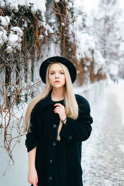 Snygg Vacker Blond Flicka Svarta Kläder Och Hatt Poserar Nära — Stockfoto