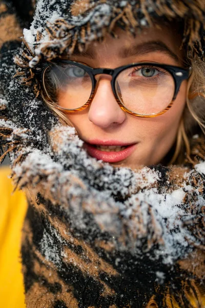 Gözlüklü Başını Örten Fular Takan Komik Genç Hippi Kızın Portresini — Stok fotoğraf