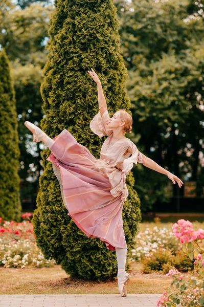 Bailarina Elegante Mostra Poses Balé Belo Jardim Italiano — Fotografia de Stock