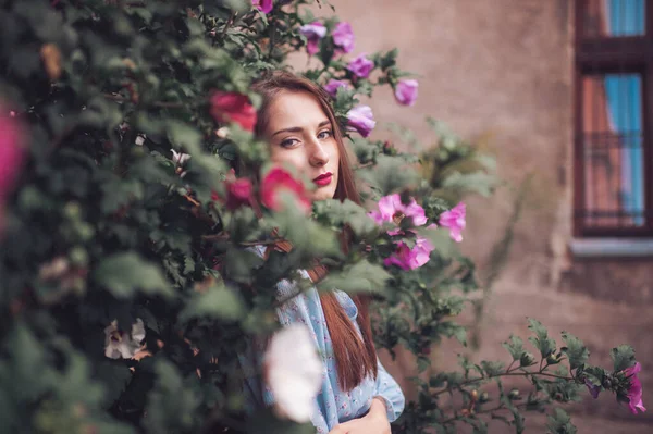 Beautiful Young Model Sensual Face Posing Inbushes Blooming Flowers — Stock Photo, Image