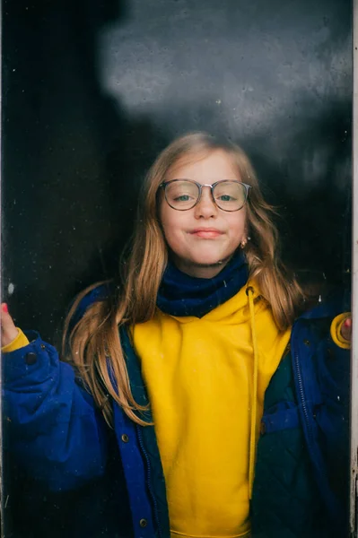 Vrij Gelukkig Jong Kaukasisch Meisje Met Lang Blond Haar Een — Stockfoto