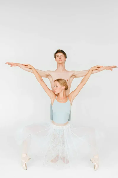 Dois Bailarinos Modernos Atléticos Estão Posando Contra Fundo Estúdio Branco — Fotografia de Stock