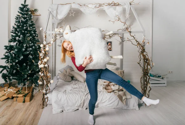 Divertida Hembra Posando Estudio Interior Navidad Con Ovejas Decorativas Sus —  Fotos de Stock