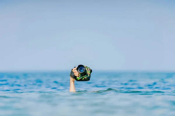 Männliche Taucher Schwimmen Unter Wasser Und Halten Trockene Und Sichere — Stockfoto