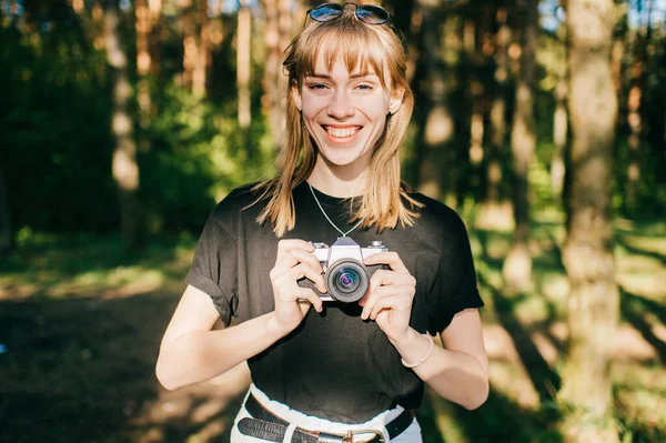 Portret Pięknej Młodej Fotografki Krótkimi Jasnymi Włosami Czarnym Shircie Stoi — Zdjęcie stockowe