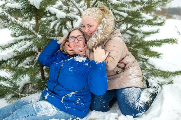 Två Vuxna Kvinnor Lurar Och Har Kul Som Barn Snöiga — Stockfoto