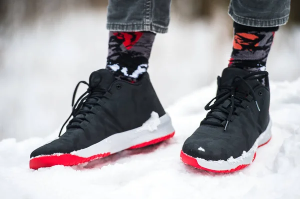 Мужские Ноги Спортивной Обуви Обрезанные Джинсы Модные Носки Стоящие Снегу — стоковое фото