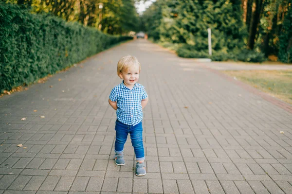 Bild Liten Kaukasisk Pojke Blå Sommarkläder Promenader Till Parken Sommaren — Stockfoto